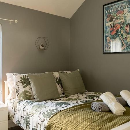 Vibrant City Centre Townhouse With Free Parking Rare Outdoor Patio Belfast Extérieur photo