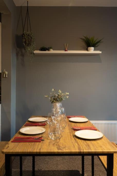 Vibrant City Centre Townhouse With Free Parking Rare Outdoor Patio Belfast Extérieur photo