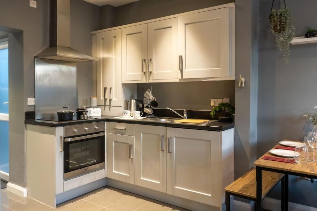 Vibrant City Centre Townhouse With Free Parking Rare Outdoor Patio Belfast Extérieur photo